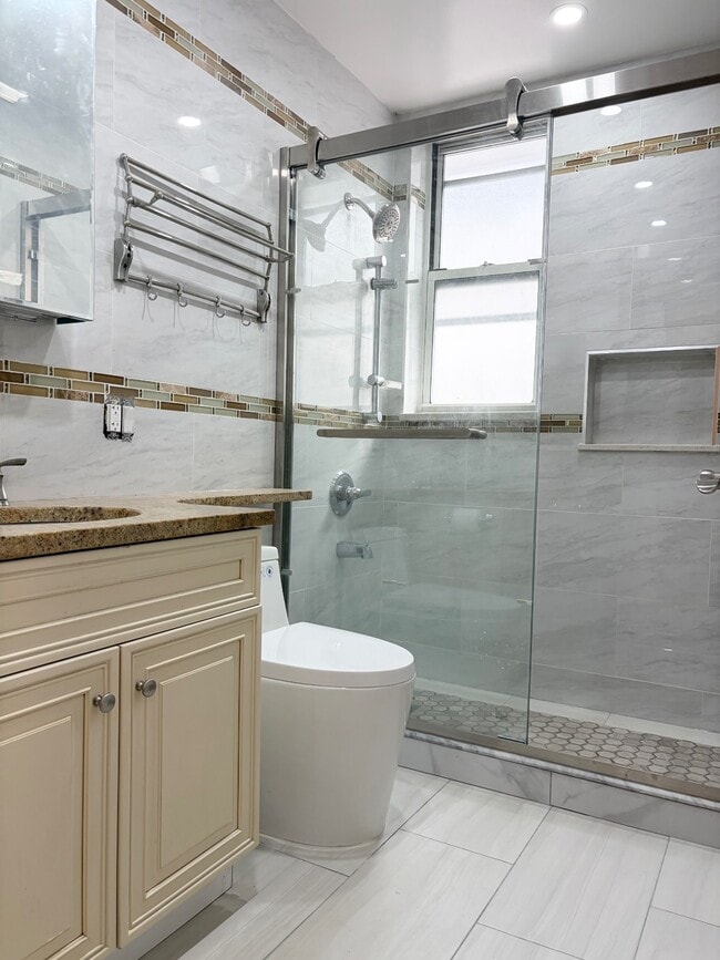 Building Photo - 2237 W 1st St