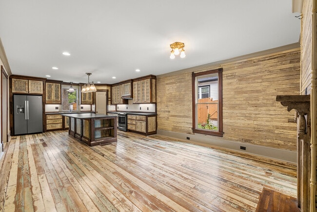 Building Photo - 479 W Park St