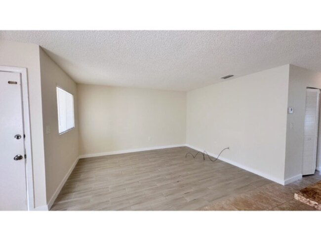 Building Photo - 2 Bedroom 2 Bath Condo! Convenient Locatio...