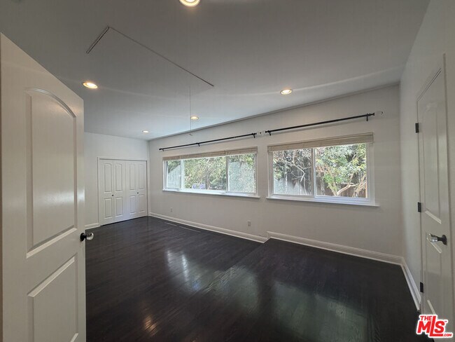 Building Photo - 2880 Woodwardia Dr