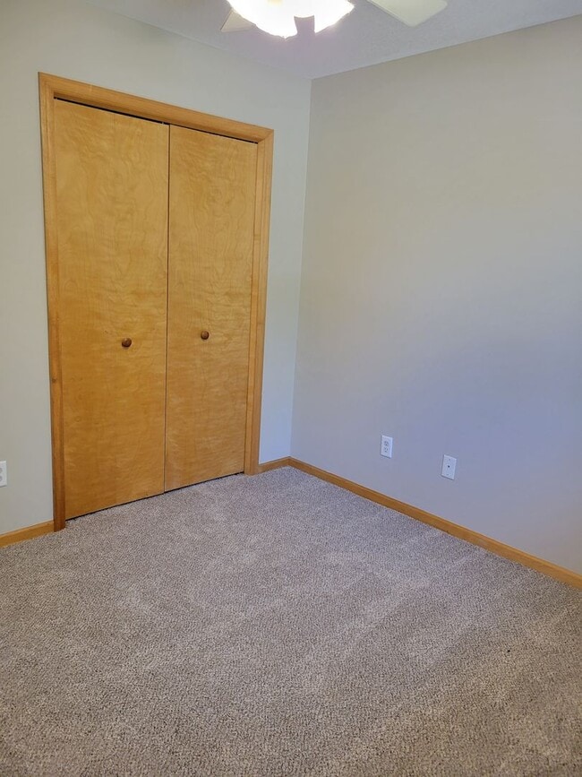 Building Photo - 3 Bedroom Townhouse - Middle Unit