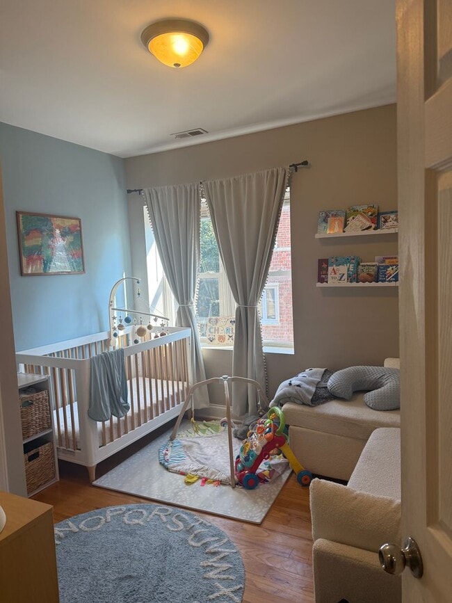 Building Photo - 3 Bedroom 2 Bath Spacious Condo