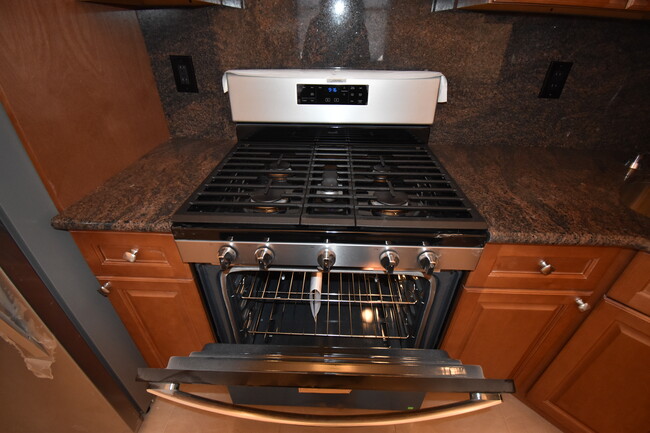 5 burner self-cleaning stove - 95 Sherman Ave