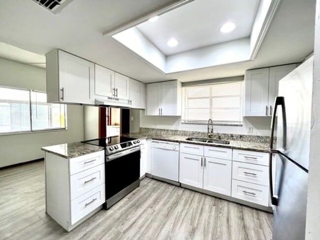 Building Photo - MOVE IN NOW! 4x3 Screened in pool home!!! ...