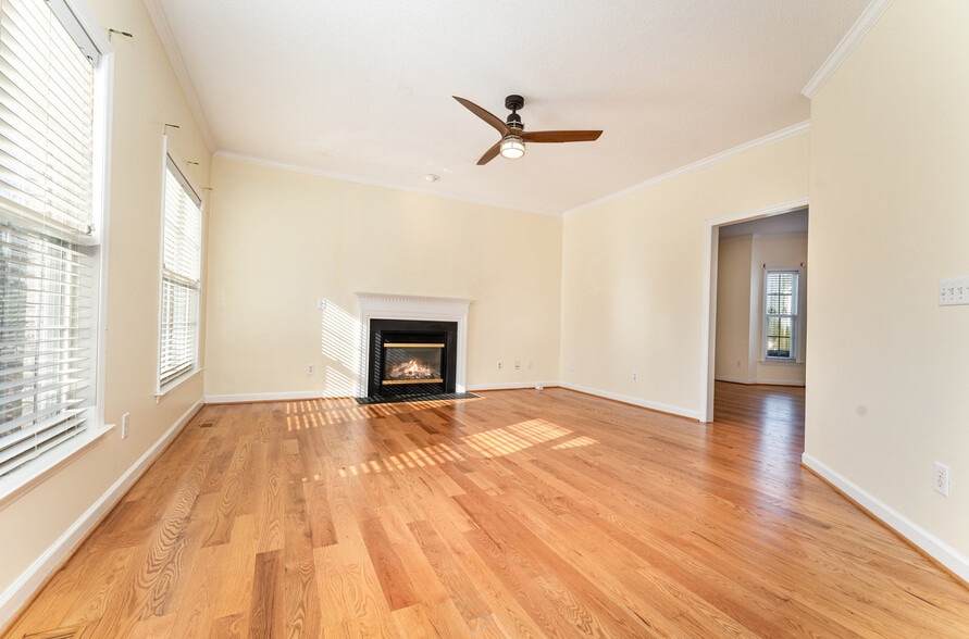 Building Photo - 4332 Southern Oak Dr