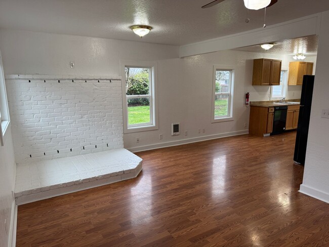 Building Photo - Updated 3 bedroom, 1 bath house in Springfield!
