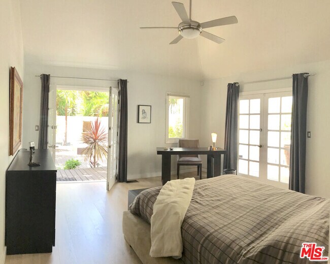 Building Photo - 1153 N Poinsettia Pl
