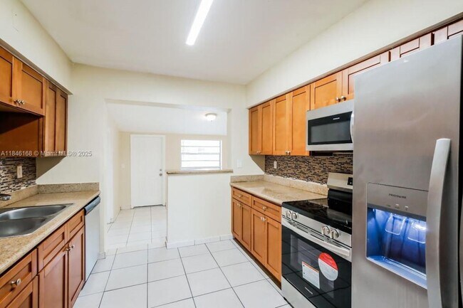 Primary Photo - 1120 NE 160th St