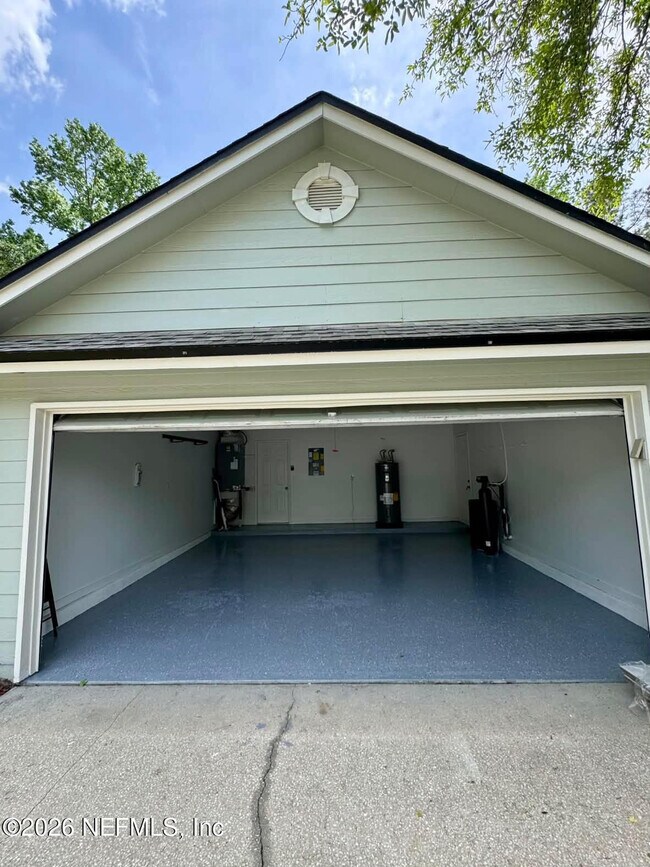 Building Photo - 8250 Lakemont Dr