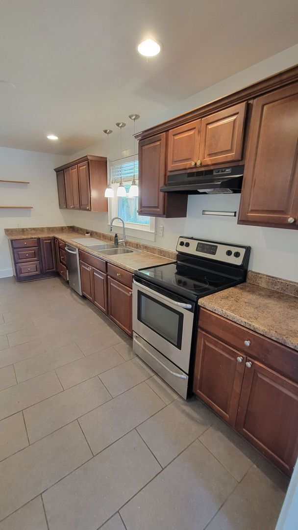 Building Photo - 3 Bed, 2 Bath Home Available in Greenville