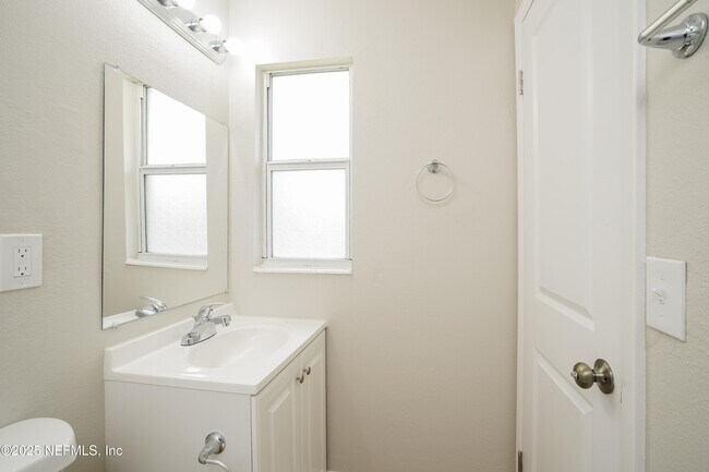 Building Photo - 583 Madeira Dr