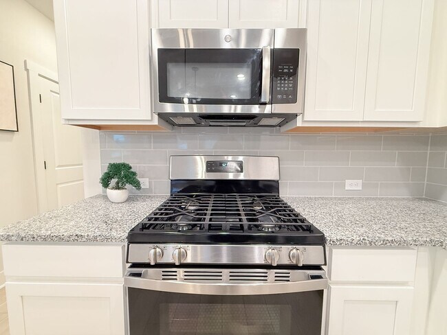 Building Photo - Resort-Style Living in eTown | Gated Community + Top Amenities