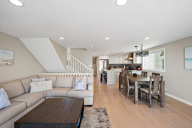 Building Photo - 5 Bedroom + 4 Bathroom Home  | Ocean Opulence | Furnished Monthly Rental