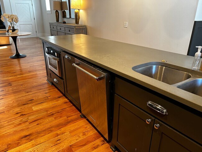 Building Photo - UNFURNISHED Beautiful Large Home Available Now on North Walnut in Fayetteville !!