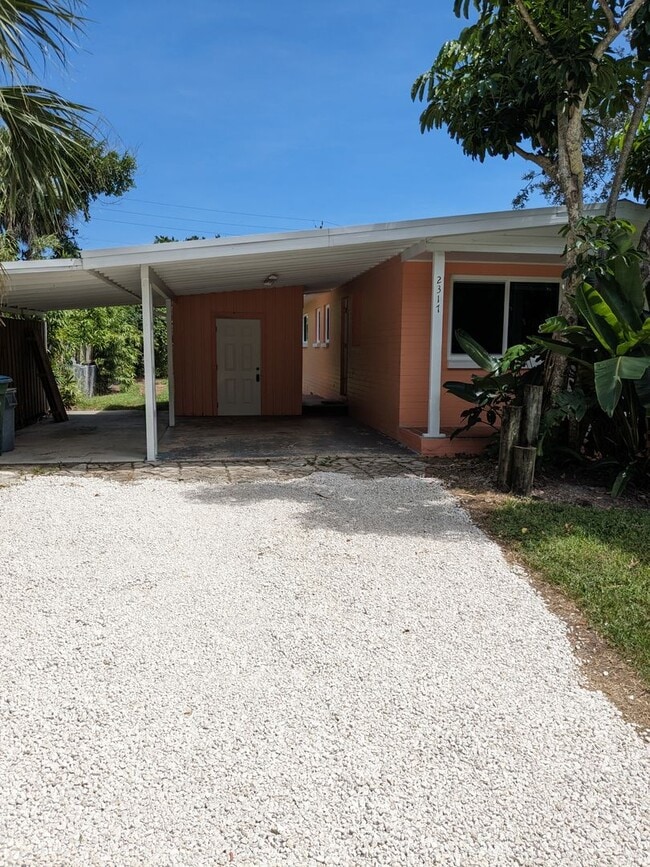 Building Photo - Beachside 3 bedroom, 2 bathroom in Daytona Beach