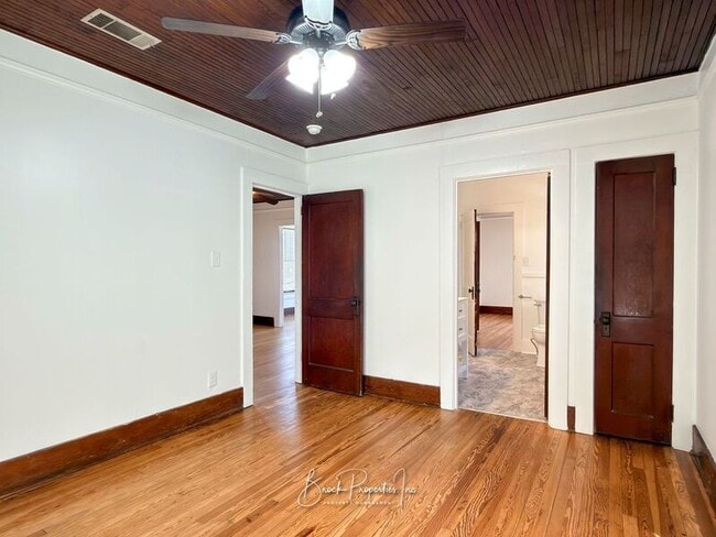 Building Photo - 1613 E Blount St