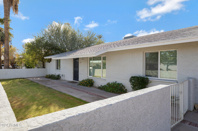 Building Photo - 607 E Encanto Dr