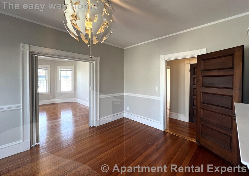 Building Photo - 107 Oxford St