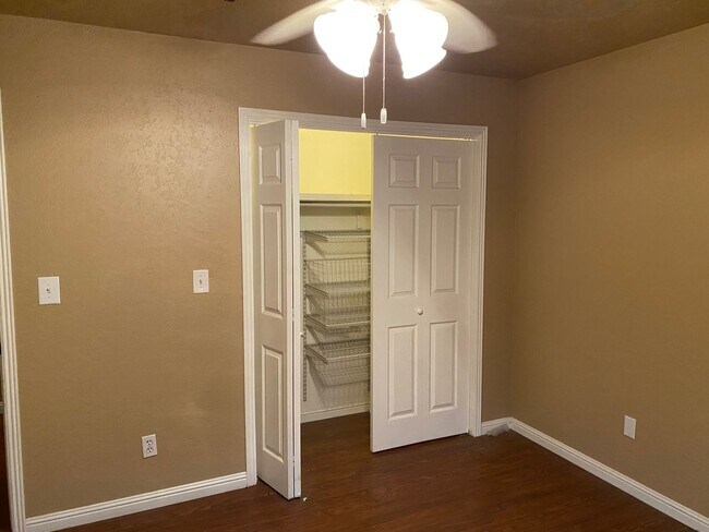 Building Photo - Country living and space!