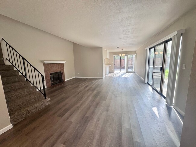 Building Photo - Gorgeously Remodeled 3bed 2.5 Bath home in...