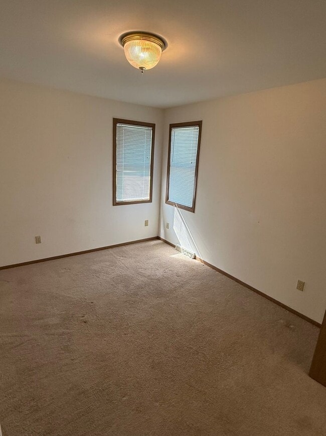 Building Photo - 510/512 Pheasant Drive
