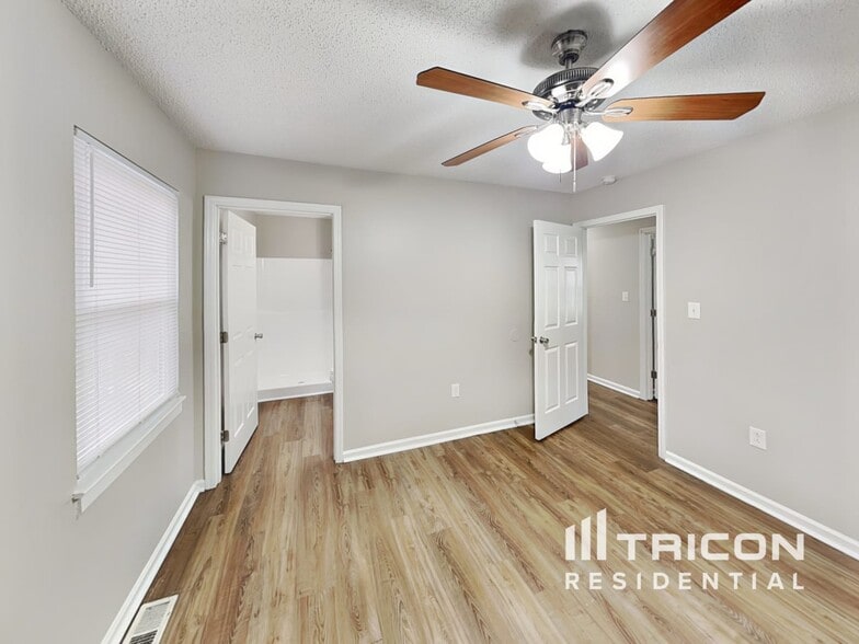Building Photo - 10500 Southern Oak Ct
