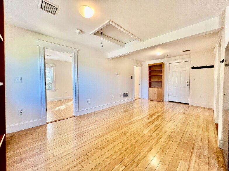 Building Photo - 13 Centre St