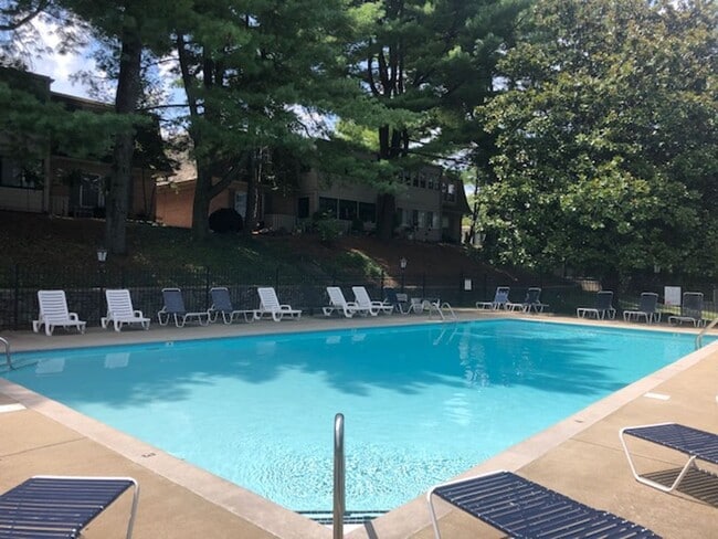 Building Photo - 2 bed/1.5 Bath Condo in Green Hills, Commu...
