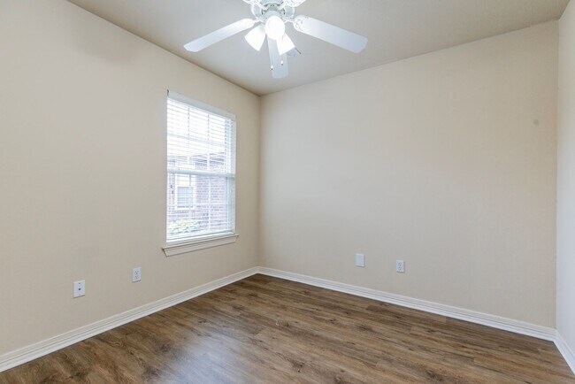 Building Photo - ***255 B ravenwood Blvd***