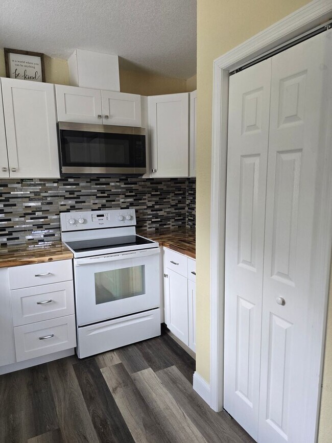 Building Photo - Gorgeous 2/1 in Homosassa!!!