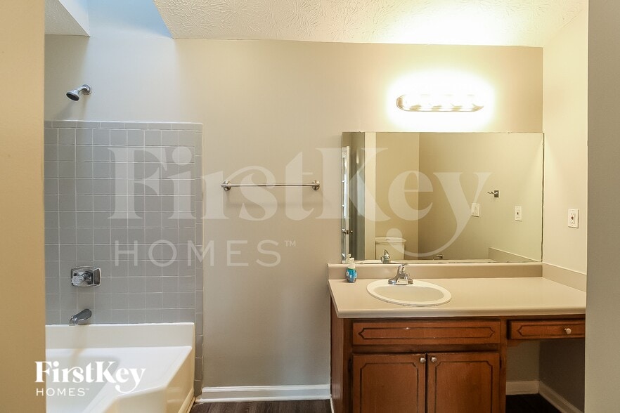 Building Photo - 8920 Woodlake Ct