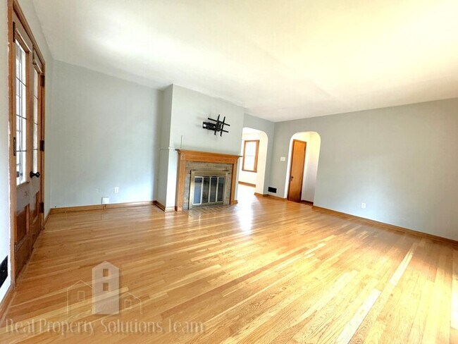 Building Photo - Beautiful home in Clintonville