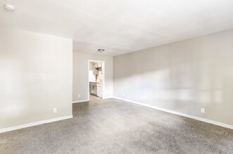 Building Photo - Oaks at Spring Valley
