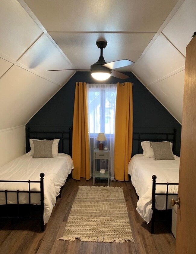 Building Photo - Lovely 3BD cabin style furnished home avail. for a Seasonal lease starting 5/15/26! Call to inqui...