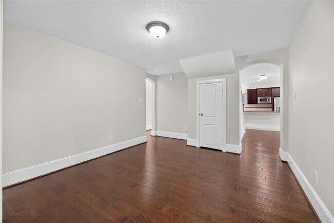 Building Photo - 10510 Trinity Springs Dr