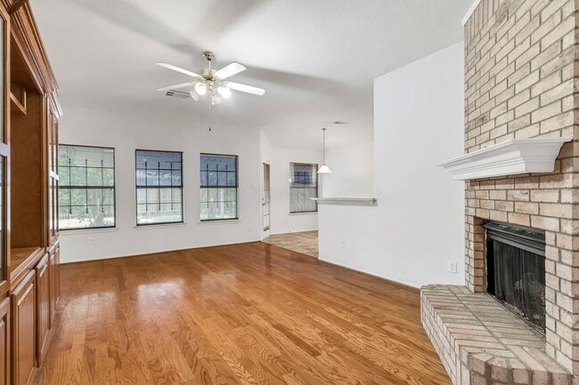Building Photo - 721 Somerset Dr
