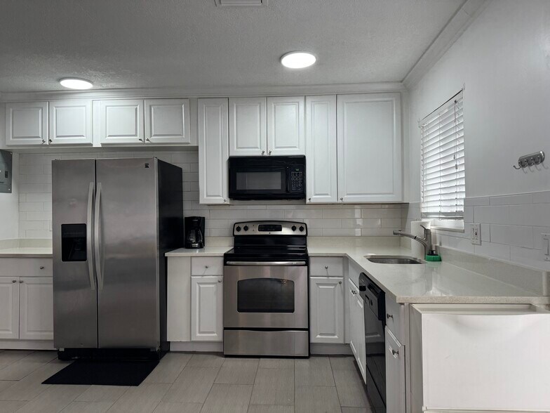 Building Photo - 1214 NE 5th Ter