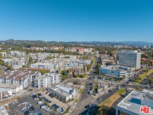 Building Photo - 11645 Montana Ave