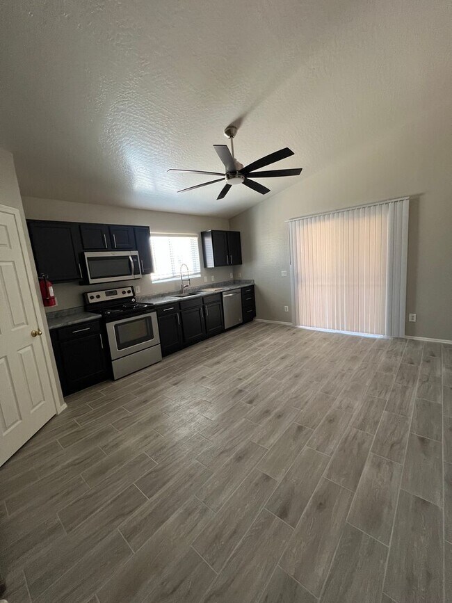 Building Photo - South Phoenix 4 Bed 2 Bath