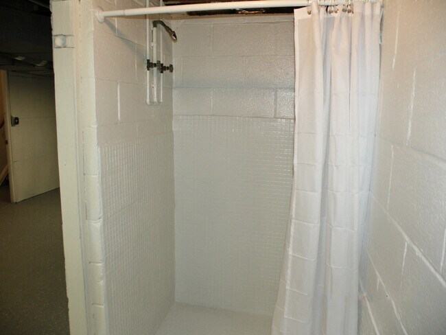 Building Photo - 3 Bed - 2 Full Bath Cape Cod for Rent in Euclid!