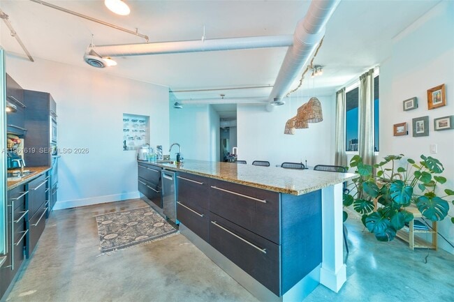 Building Photo - 700 NE 25th St