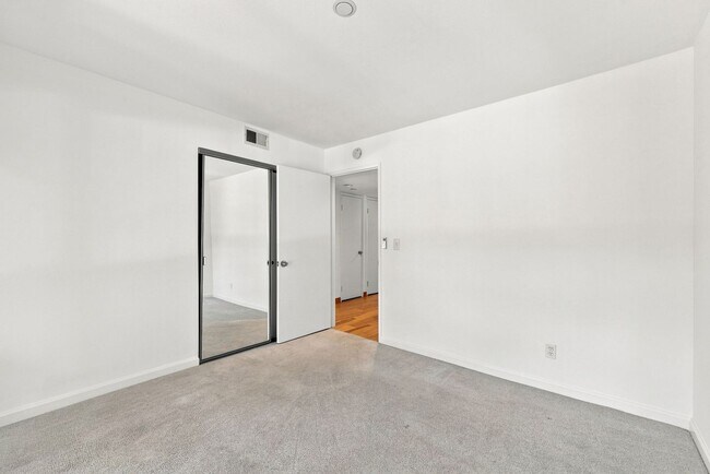 Building Photo - 49 Showers Dr
