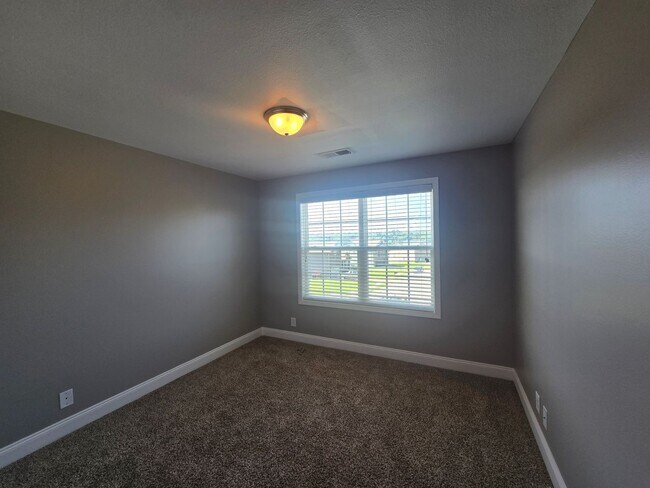 Building Photo - Executive 3 Bed 2.5 Bath with Bonus Home