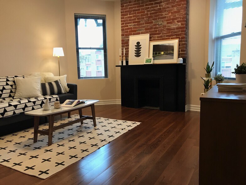 Spacious living room - 5960 Alder St