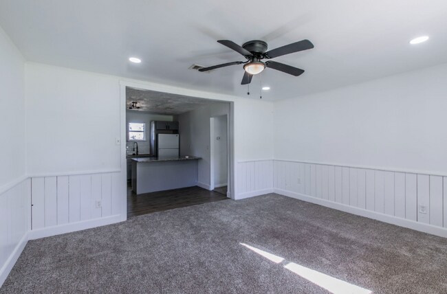 Building Photo - 301 E Dumble St