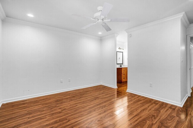 Building Photo - Prime Greenville Location! 3BR Ground Floor Condo in Gated Community