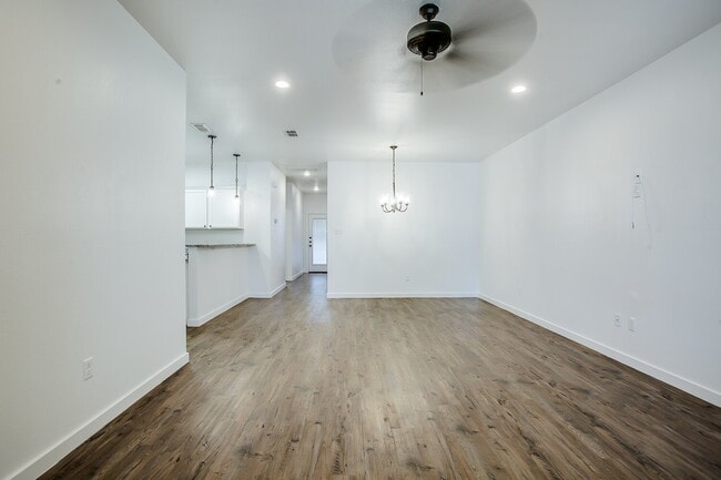 Building Photo - Luxury 2 Bedroom, 2 Bath!