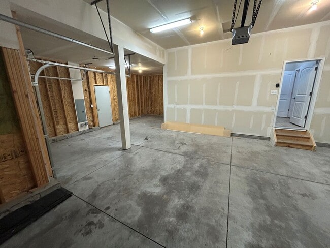 Building Photo - Absolutely Gorgeous 5-Bed 4-Bath with 3-car Garage Home!