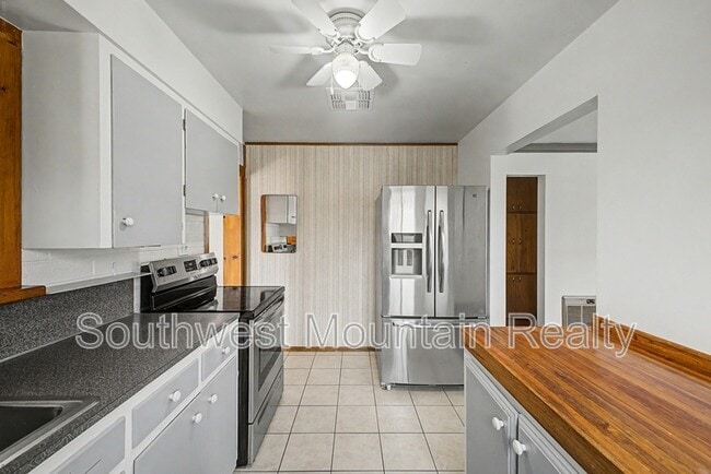Building Photo - 560 S Grand Dr