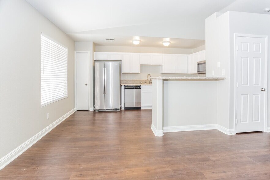 Building Photo - 4030 W Red Coach Ave